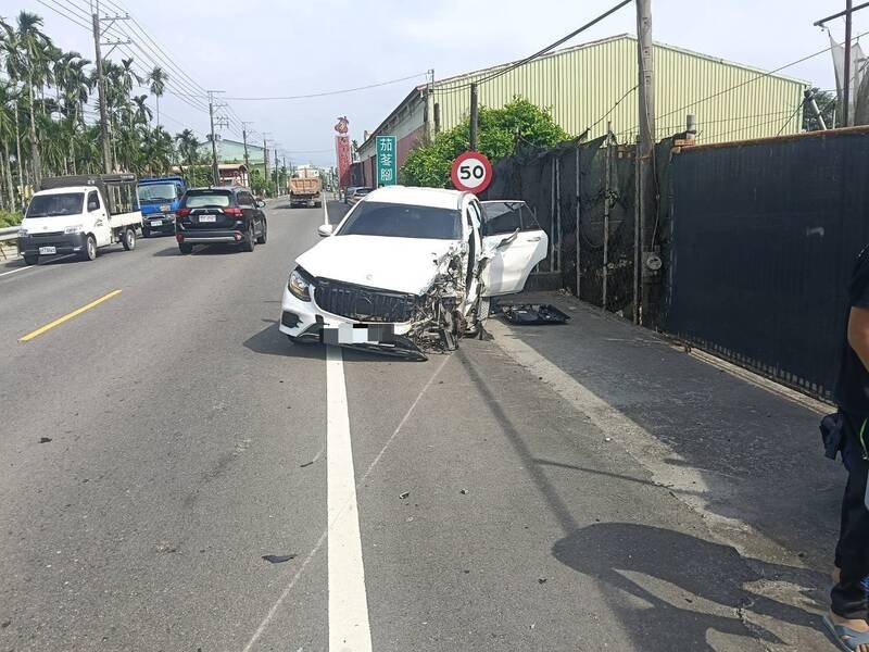 宾士休旅车逆向撞大货车。（里港警分局提供）