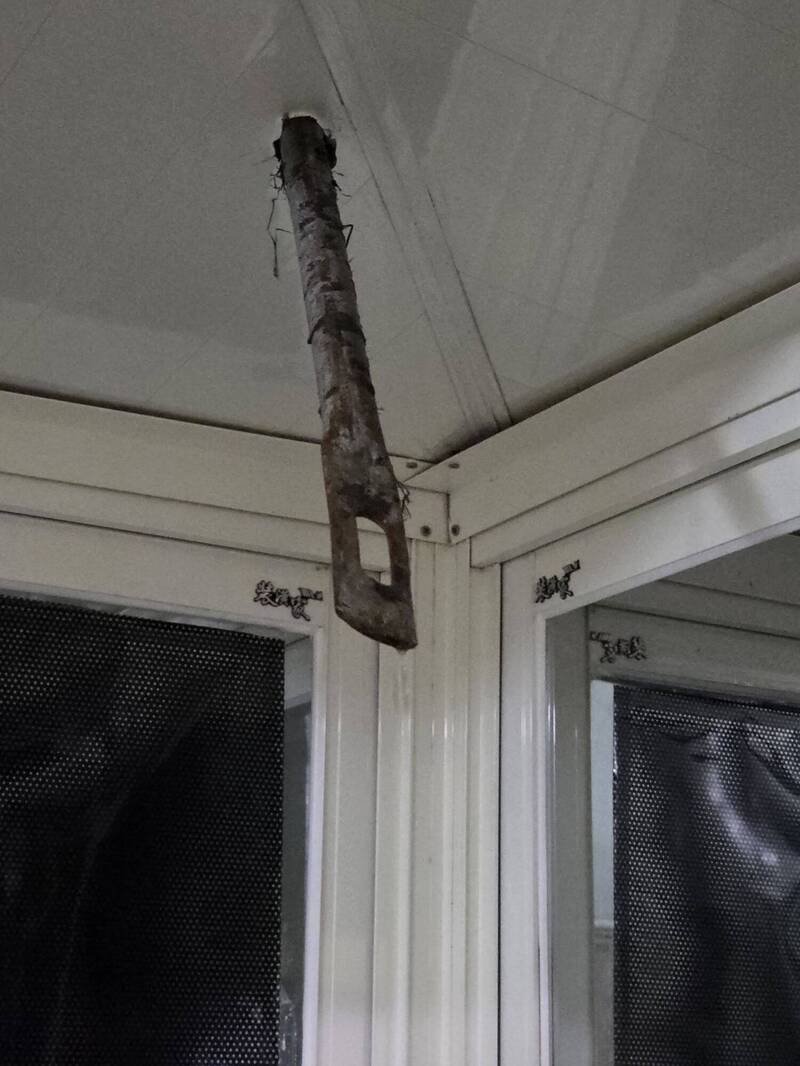 新建案的铁鹰架插进阳台的天花板。（取自靠北天母帮脸书）