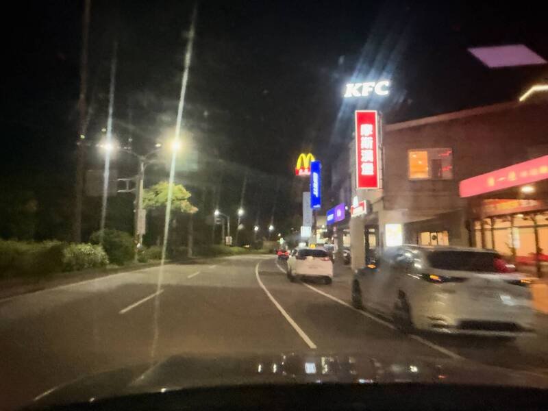 大甲分局台风夜查看，大甲麦当劳招牌正常，却网友恶搞。（大甲分局提供）