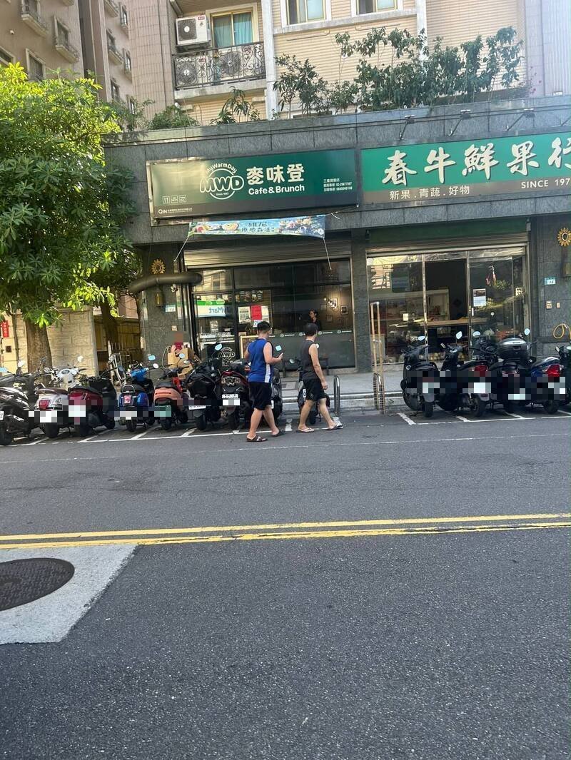 新北市三重传出管教不当，父亲、胞兄让女童背著写有「小偷、畜牲」字样纸板游街，还录影，路人见状制止报警，三重警方查获黄嫌违反保护令，当场逮捕，紧急安置女童。（记者吴仁捷翻摄）