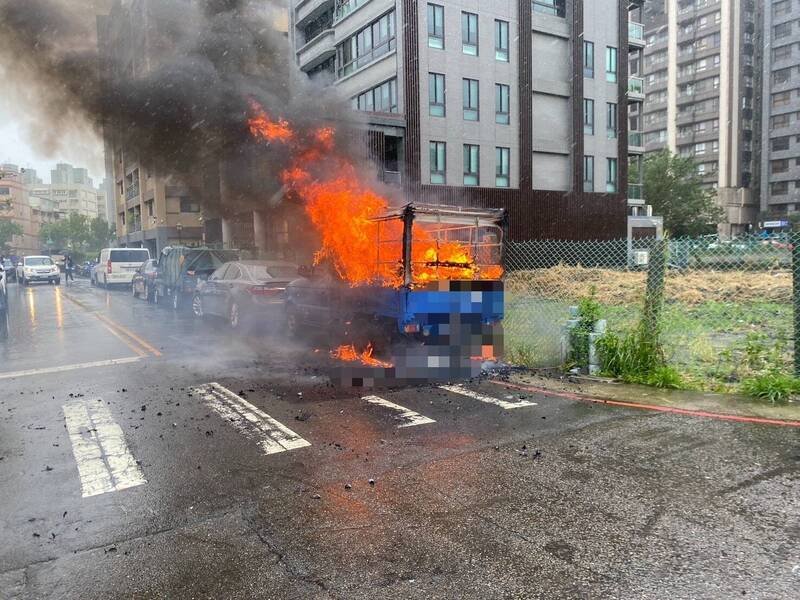 八德区中正北路、广兴二路口附近，一辆停在路旁的小货车竟自行起火燃烧。（消防局提供）