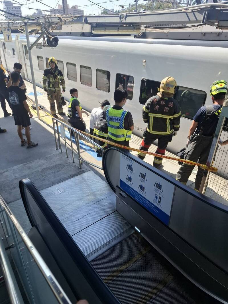 台铁斗南站发生旅客落轨遭新自强号撞击，云林县消防人员获报前往救援。（图由民众提供）