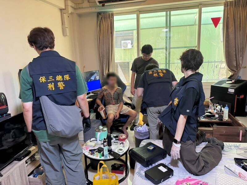 警方逮捕毒品通缉犯。（记者洪定宏翻摄）
