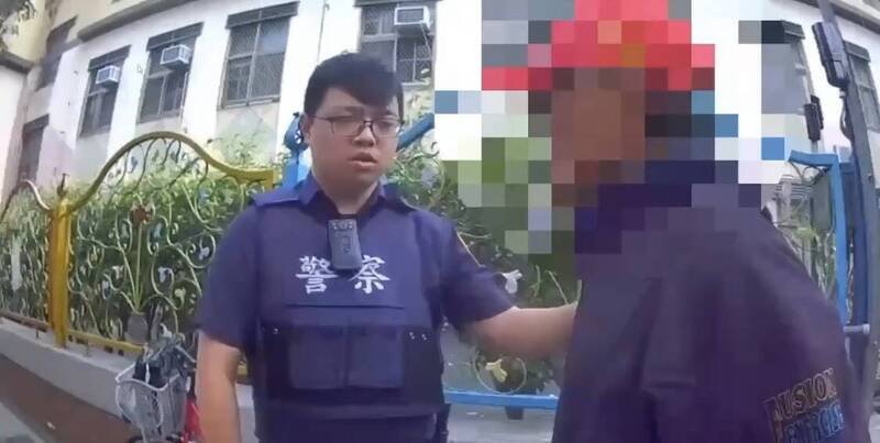涉嫌当街吸食强力胶的高姓男子被警方逮捕。（记者刘庆侯翻摄）