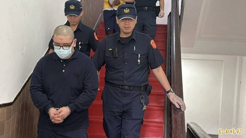 高院认为周昱帆事前没有杀人犯意，案发后也有迟疑、消极抵抗等反应，仍仅构成帮助犯，维持判刑7年。周男今天到庭听判。（记者杨心慧摄）
