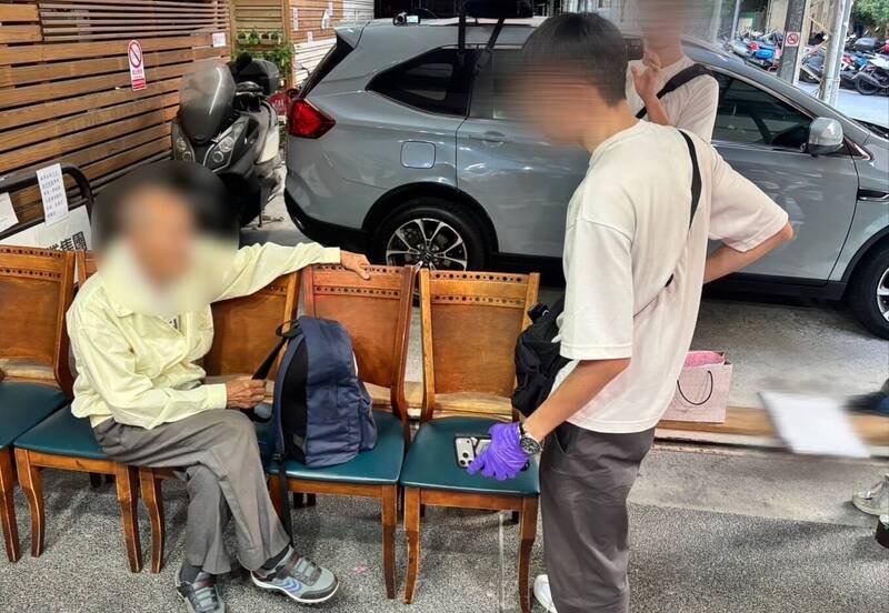 警方诱捕获77岁赖姓老车手。（记者刘庆侯翻摄）