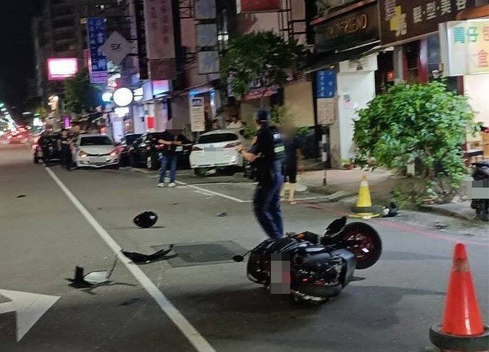 许女机车零件散落一地。（记者许国桢翻摄）