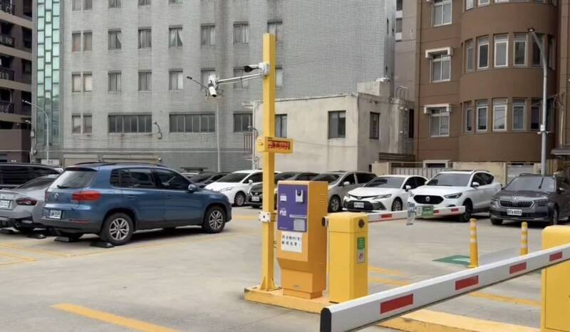 邱男在停车场内试开停放车辆的车门，鬼祟行为都被特斯拉哨兵模式录下。（记者郑淑婷翻摄）