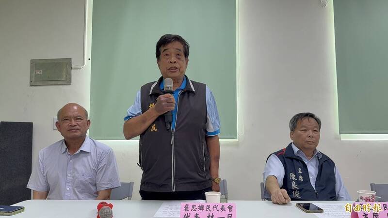 删减预算遭人闯入家中殴打，褒忠乡代林一民（中）与乡代会主席陈良俊（右），曾在4月17日召开记者会谴责暴力。（资料照）