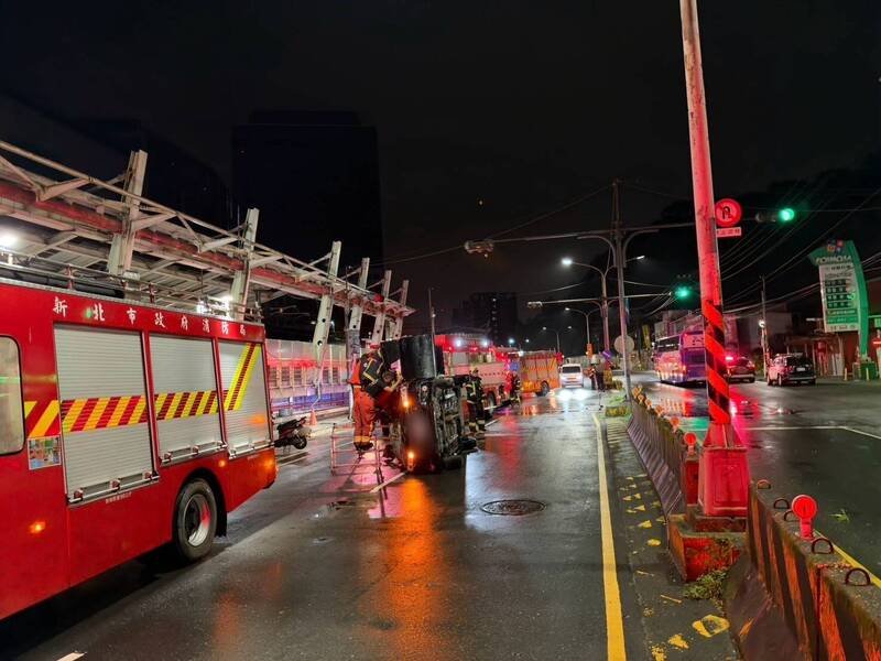 黄姓老翁驾车撞上中央分隔岛，车体90度侧翻，车内女乘客受伤。（记者吴升儒翻摄）