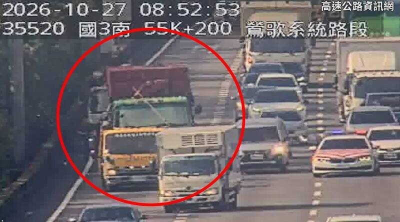 小货车、大货车、联结车3连撞，造成回堵。（记者徐圣伦翻摄）