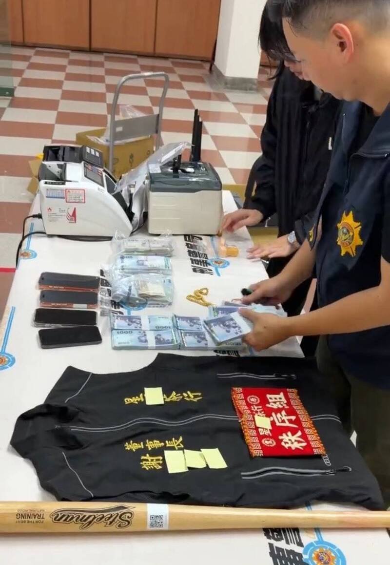 警方查扣相关证物。（记者许国桢翻摄）