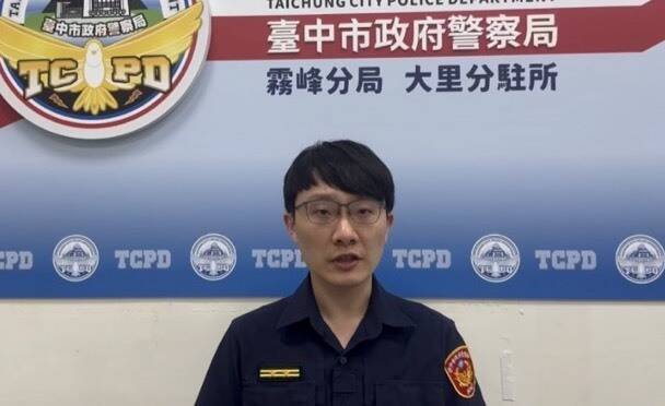 雾峰分局大里分驻所长黄思融说明案情。（警方提供）