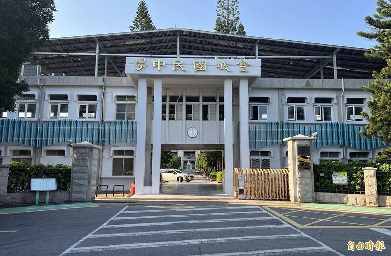 金门金城国中惊传代理教师陈尸租屋处，校方协助家属善后。（记者吴正庭摄）