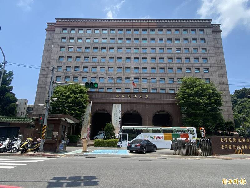 小敏（化名）为了不让何姓继父心中留有遗憾，同意让何收养，并希望能改姓何。基隆地方法院审理后，认为双方感情融洽，裁定认可收养。（记者林嘉东摄）