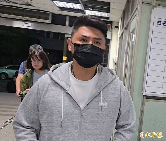 民进党籍新北市议员廖宜琨今日凌晨移送检方复讯。（记者王定传摄）