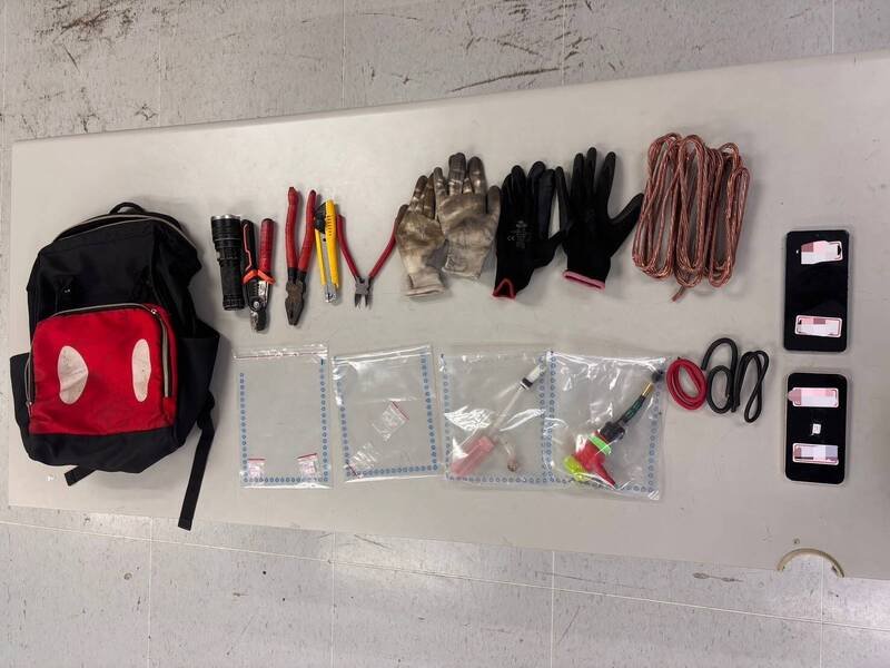 警方起出作案工具及毒品。（记者吴仁捷翻摄）