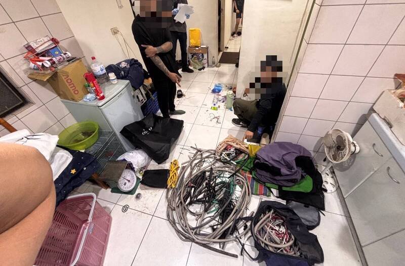 新北市下福所以车追人，到桃园逮捕盗剪电线的毒鸳鸯。（记者吴仁捷翻摄）