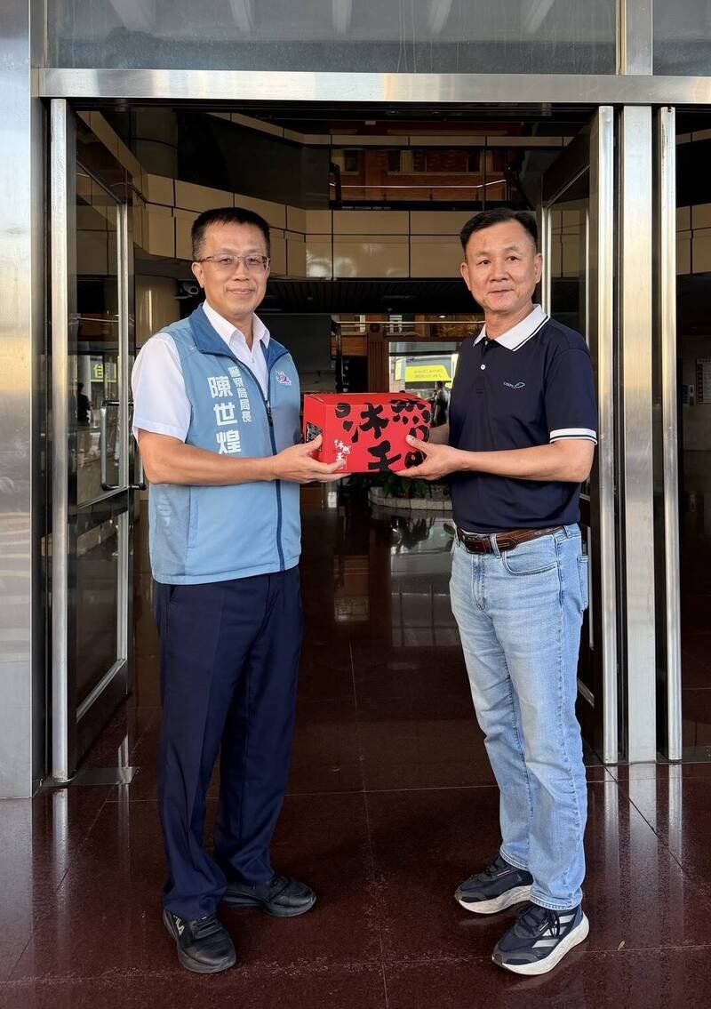 彰化县警察局后勤科巡技佐黄明珍（右）获选今年后勤楷模，局长陈世煌（左）嘉勉肯定。（彰化县警察局提供）