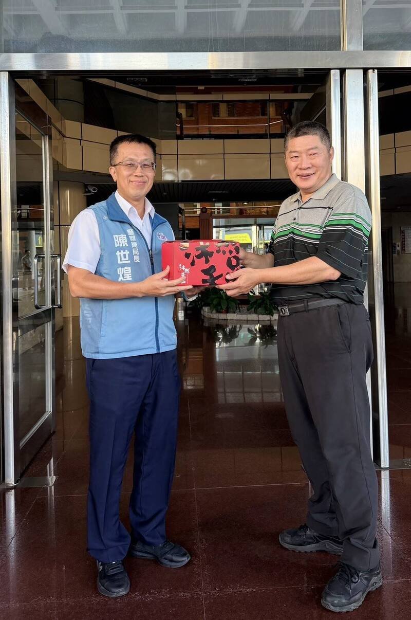 彰化县警察局后勤科巡佐林志忠（右）获选今年后勤楷模，局长陈世煌（左）嘉勉。（彰化县警察局提供）