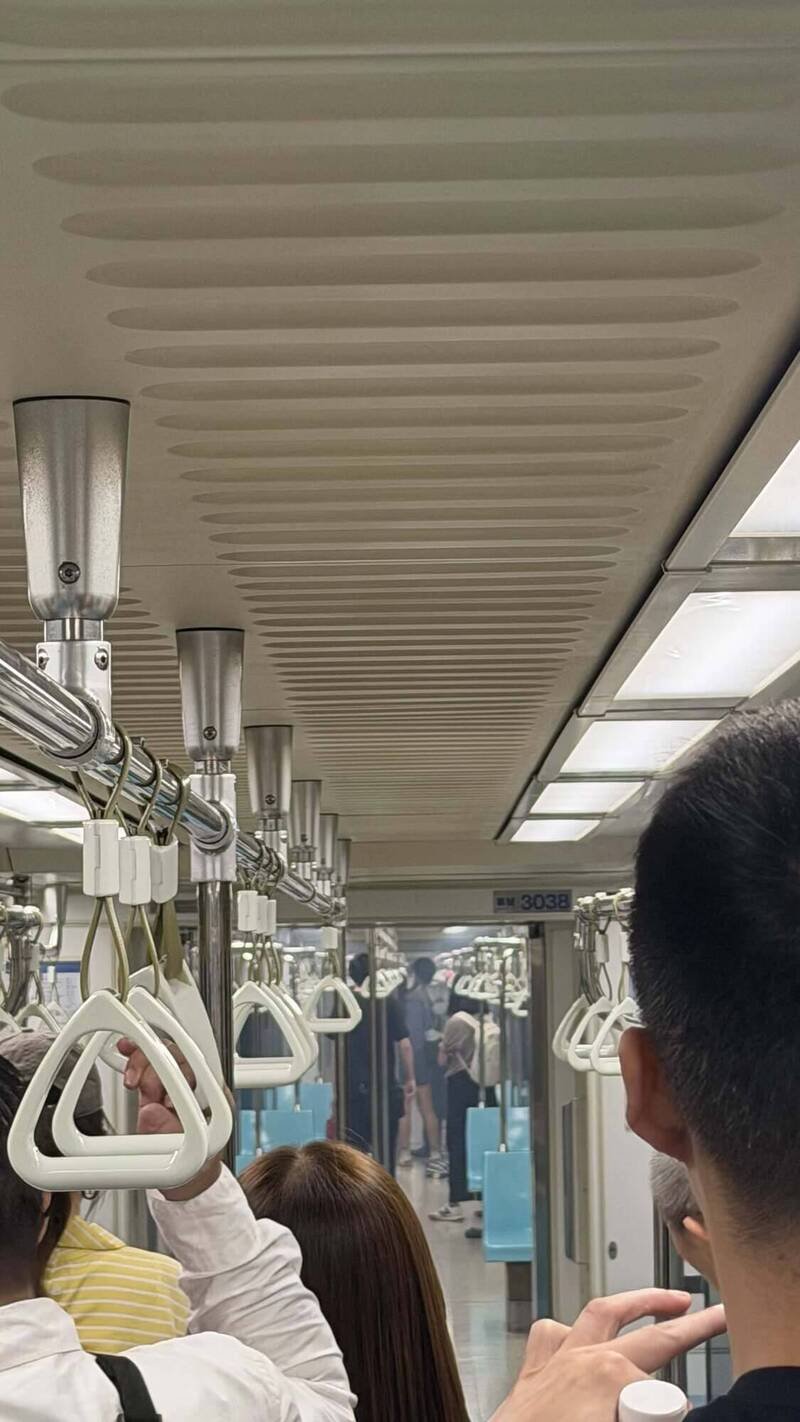 台北捷运淡水信义线一部列车，今日晚间11时许行驶至信义安和站时，一名乘客背包内的行动电源突然自燃起火。（翻摄自Threads网友yuhan_.319）
