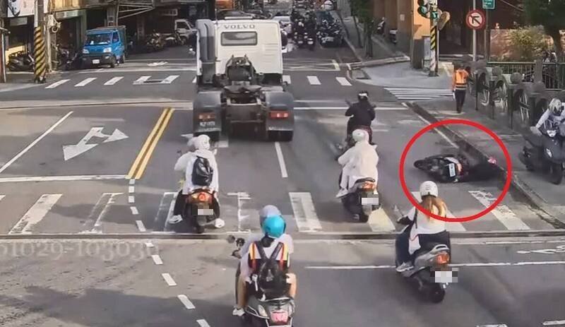 女骑士压到油渍摔车。（记者陆运锋翻摄）