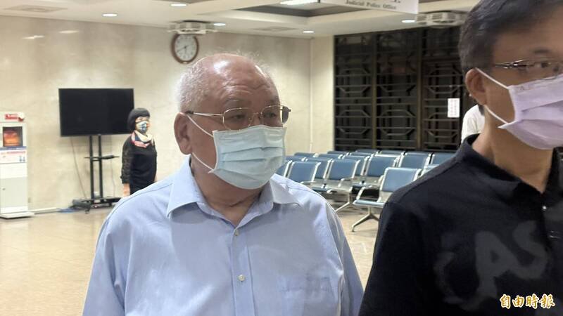 钱柜台北中华新馆吴姓女员工于从8楼坠落身亡，检方依过失致死等罪起诉钱柜负责人练台生，今开庭练台生（左）否认犯罪。（记者翁靖祐摄）
