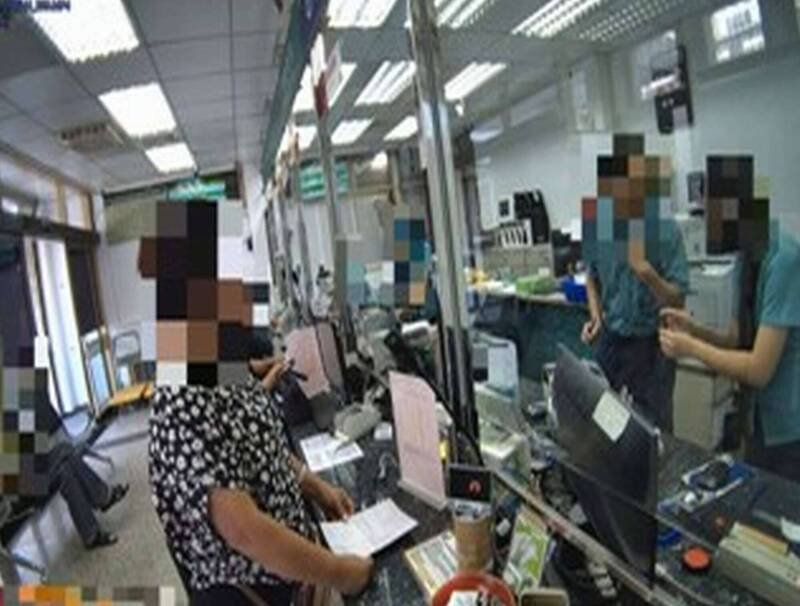 员警揭「卡片绑定」残酷真相，让妇人当场惊醒，及时阻诈。（警方提供）